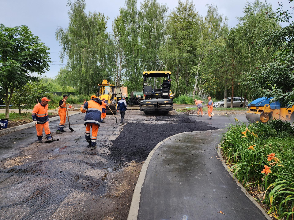 Во дворах на Дергаевской улице демонтируют старое дорожное покрытие