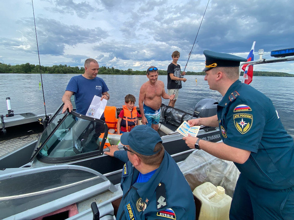 Спасатели следят за безопасностью на Озернинском водохранилище