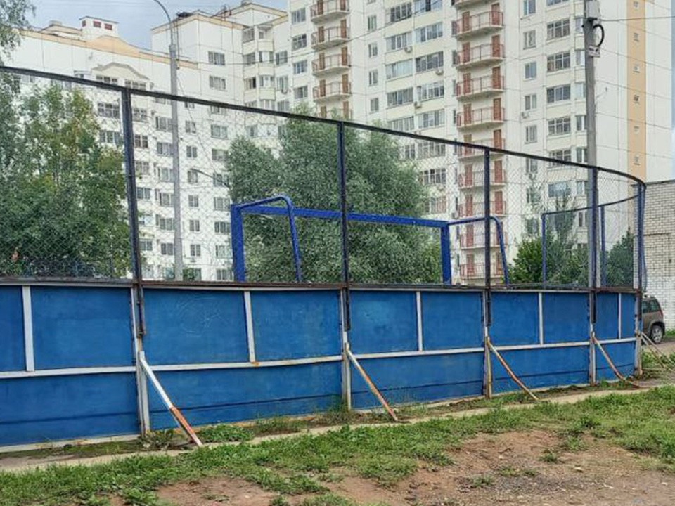 В Рекинцо-2 коммунальщики починили хоккейную коробку