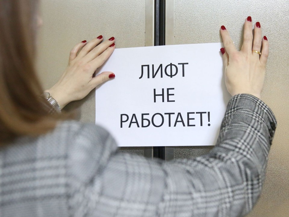 В микрорайоне Супонево ремонтируют лифты, вставшие после сильной грозы