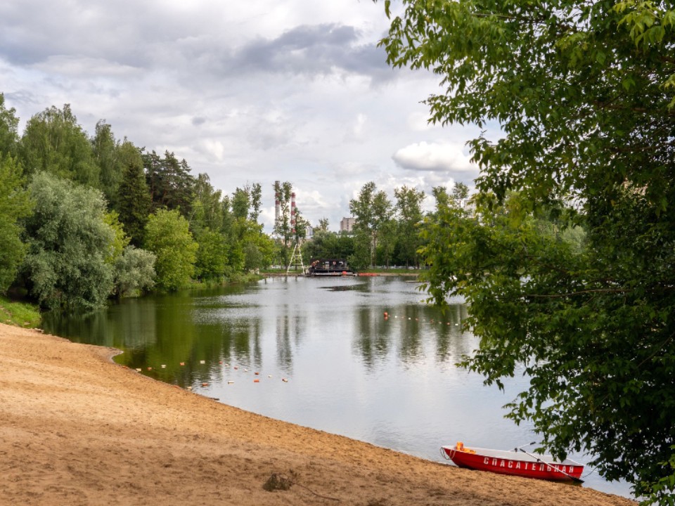 Спасатели работали на месте происшествия на воде в поселке Щучье Озеро