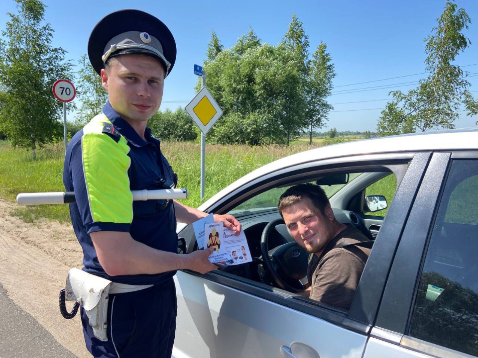 Автоинспекторы Лотошина проверили, кто из водителей думает о безопасности детей