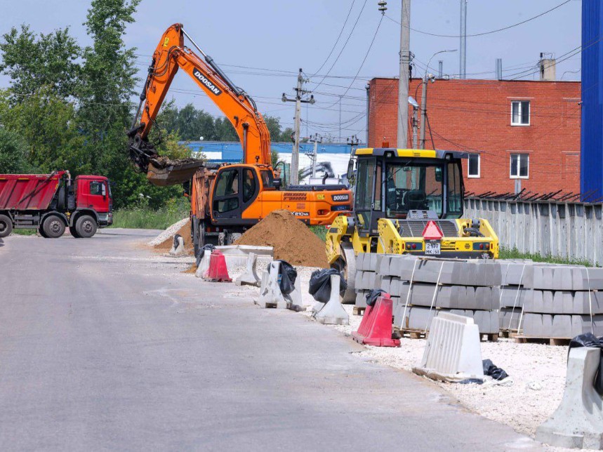 На улице Шамотной в Подольске в субботу завершат асфальтирование парковки