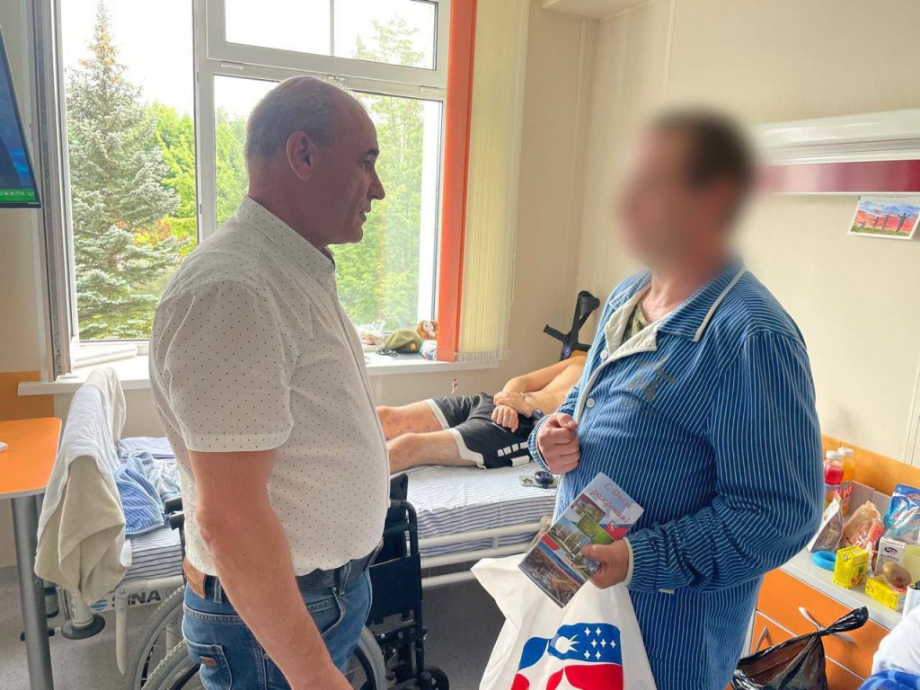 Краснознаменцы навестили в госпитале участников СВО