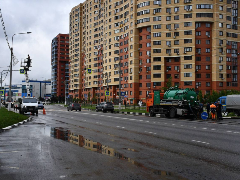 На улицах Гудкова и Баженова коммунальщики устранили подтопления
