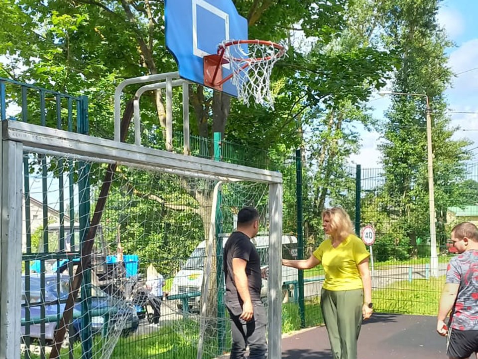 Новые кольца установили на баскетбольной площадке в Красноармейске