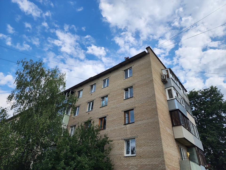 Разрушенную ураганом крышу многоэтажки восстанавливают в Серпухове