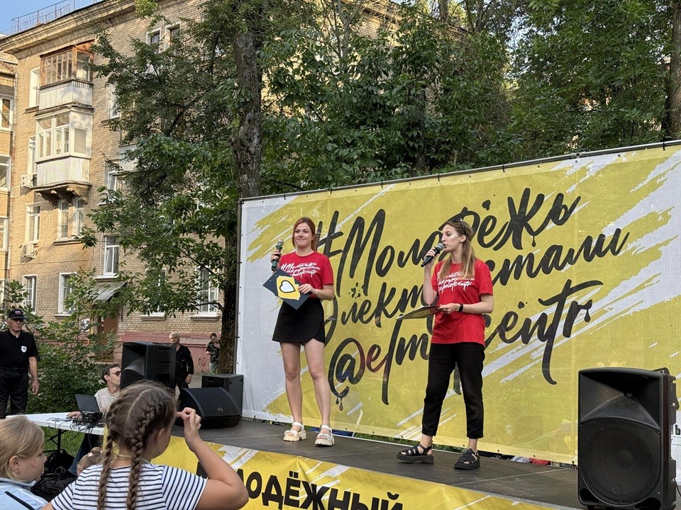 В Электростали провели праздничную программу во дворе на Советской улице
