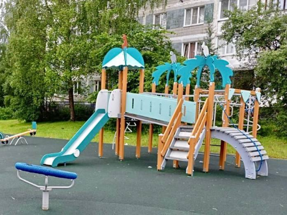 Подмосковные коммунальщики за месяц отремонтировали почти 100 горок на детских площадках