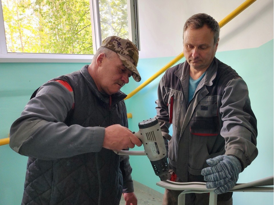 К осени утеплят входные группы в доме №32 на проспекте Ильича