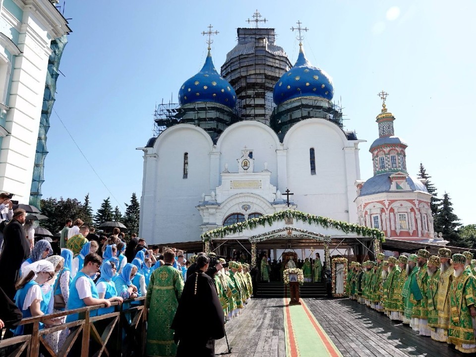 Тысячи паломников в ночь на 18 июля вошли в обитель Сергия Радонежского