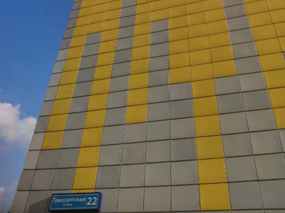 В Голубом отремонтировали фасад дома, с которого отваливалась плитка