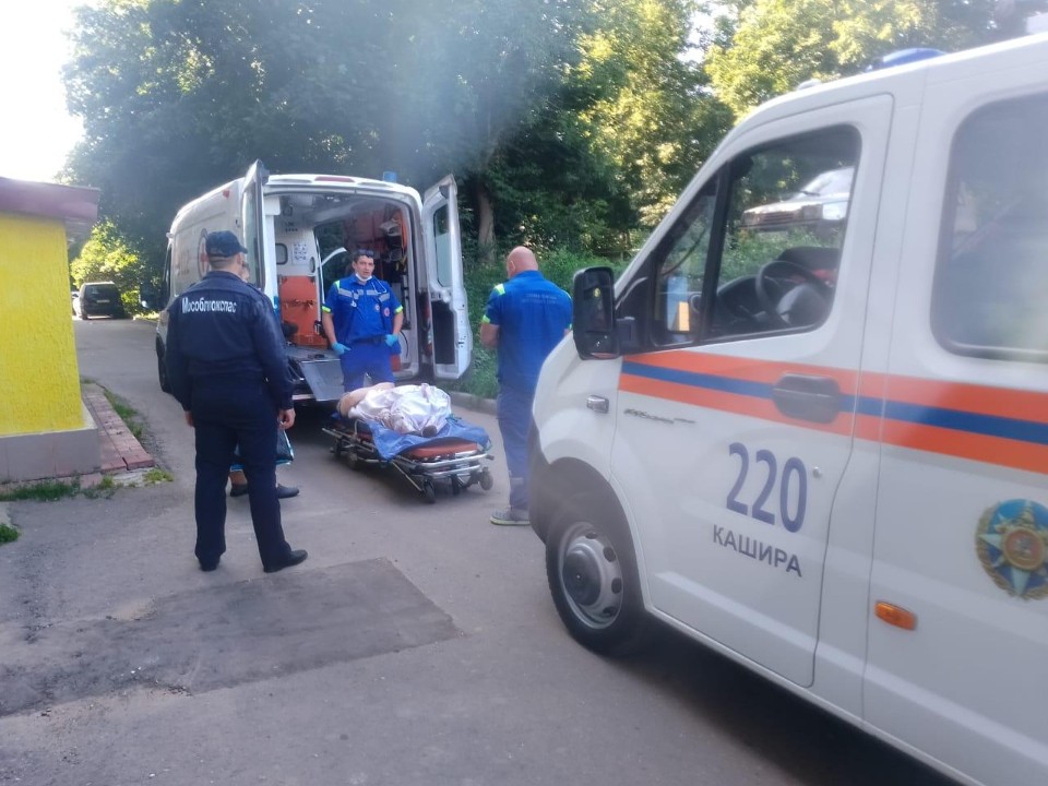 Спасатели транспортировали больную пенсионерку в машину скорой помощи в Кашире