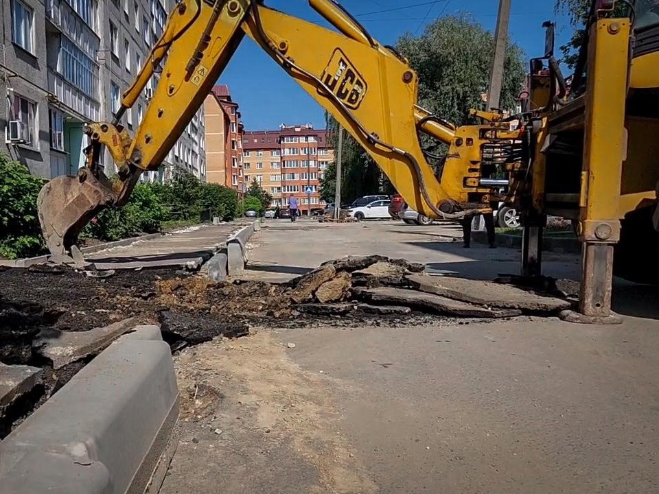 Детскую площадку, дорожки и парковки обустраивают во дворе на Кожурновской улице