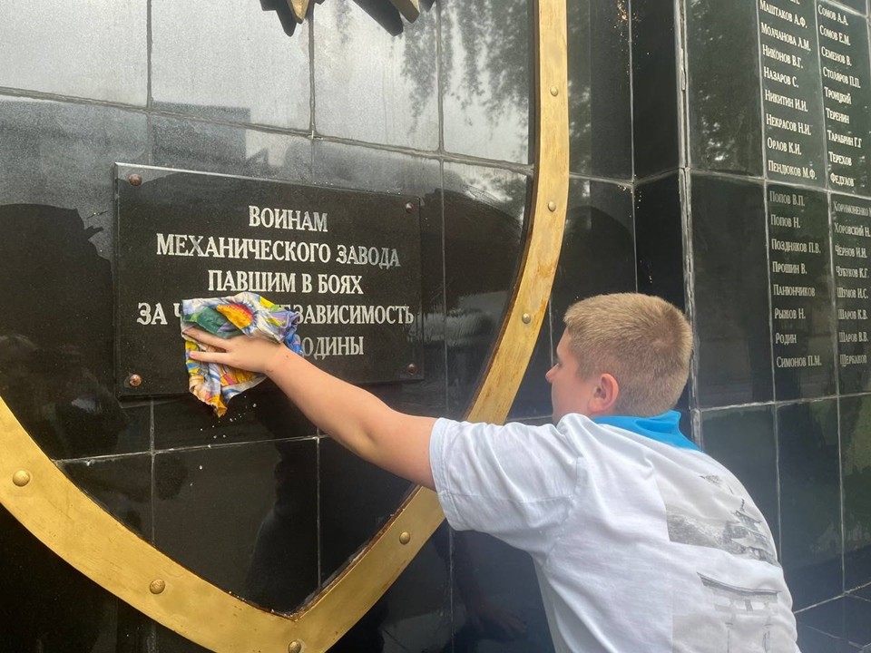 Воспитанники летнего трудового лагеря очистили территорию мемориалов от мусора и пыли