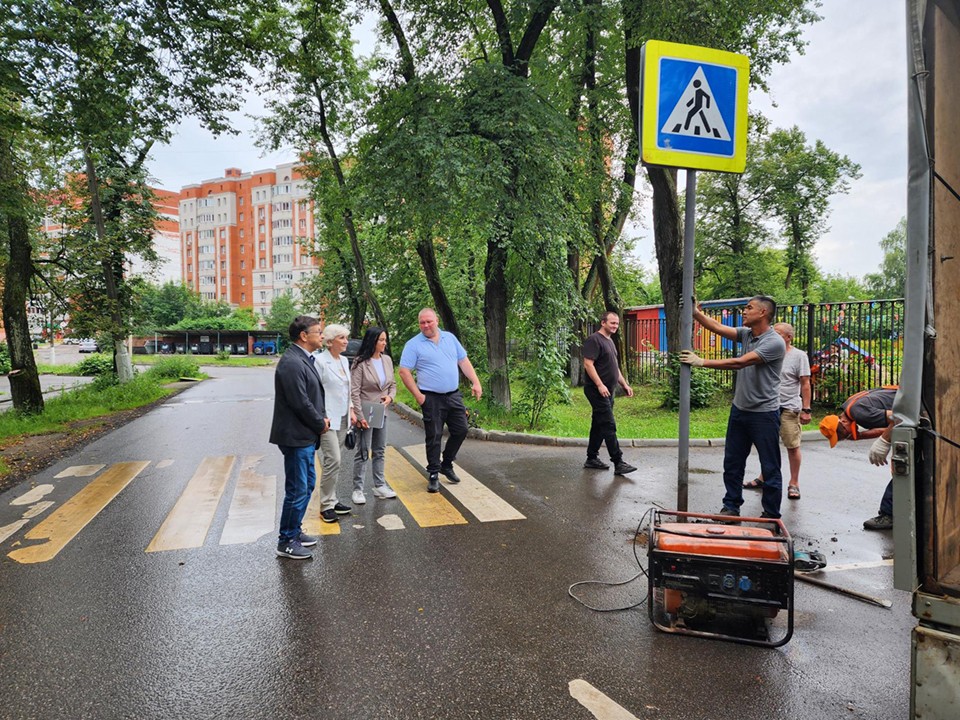У детских садов в Красноармейске ставят новые дорожные знаки