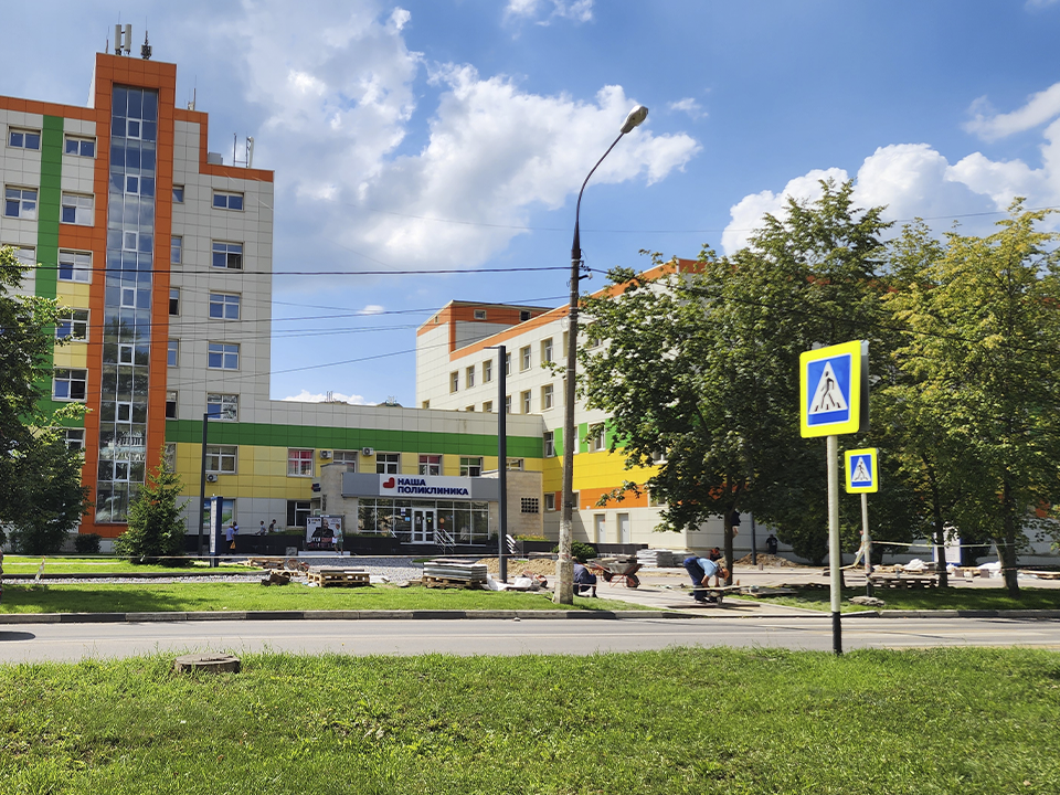 В Ступине наполовину замостили сквер у взрослой поликлиники