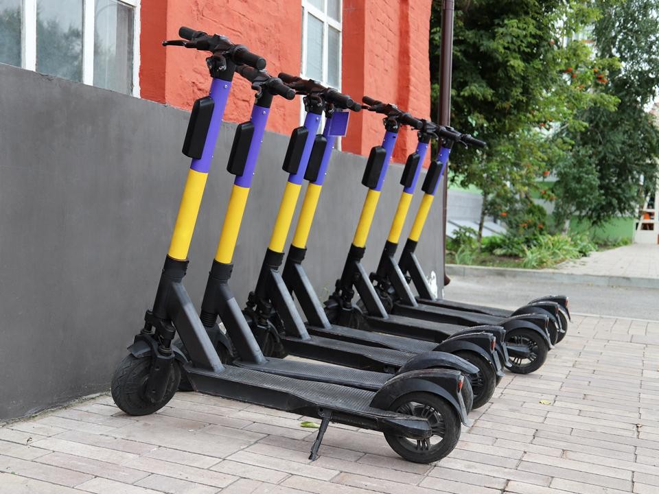Электросамокатчиков собрались «изгнать» из городов