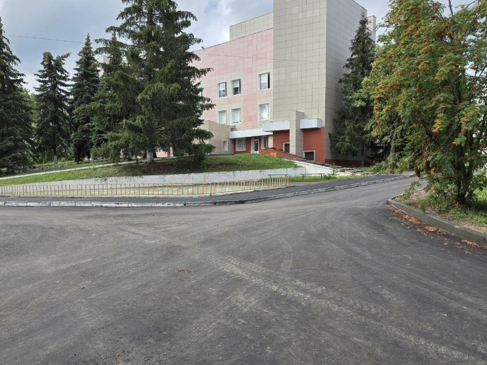 В больничном городке в Озерах обновили асфальт