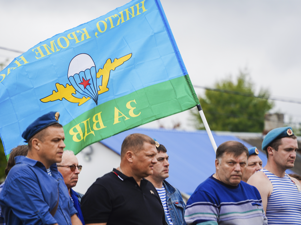 «Голубые береты» искупаются в фонтанах в Ильин день