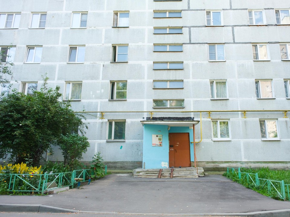 В многоквартирном доме в Седьмом квартале отремонтируют входную дверь подъезда