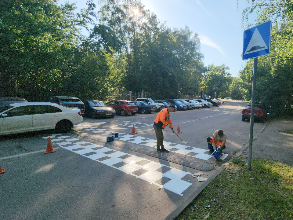 Рядом с парком Толстого в Химках обновили дорожную разметку