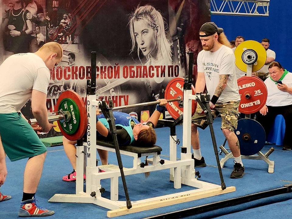 Легендарная Ирина Луговая судит турнир по пауэрлифтингу в родном Серпухове