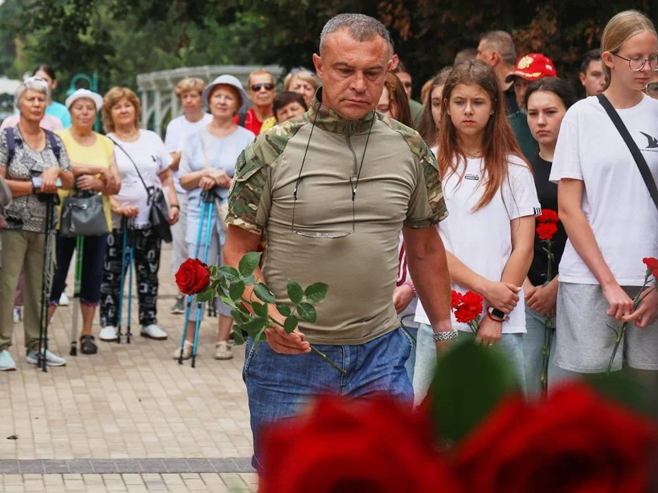 День памяти Антона Чехова отметили возложением цветов в сквере имени писателя