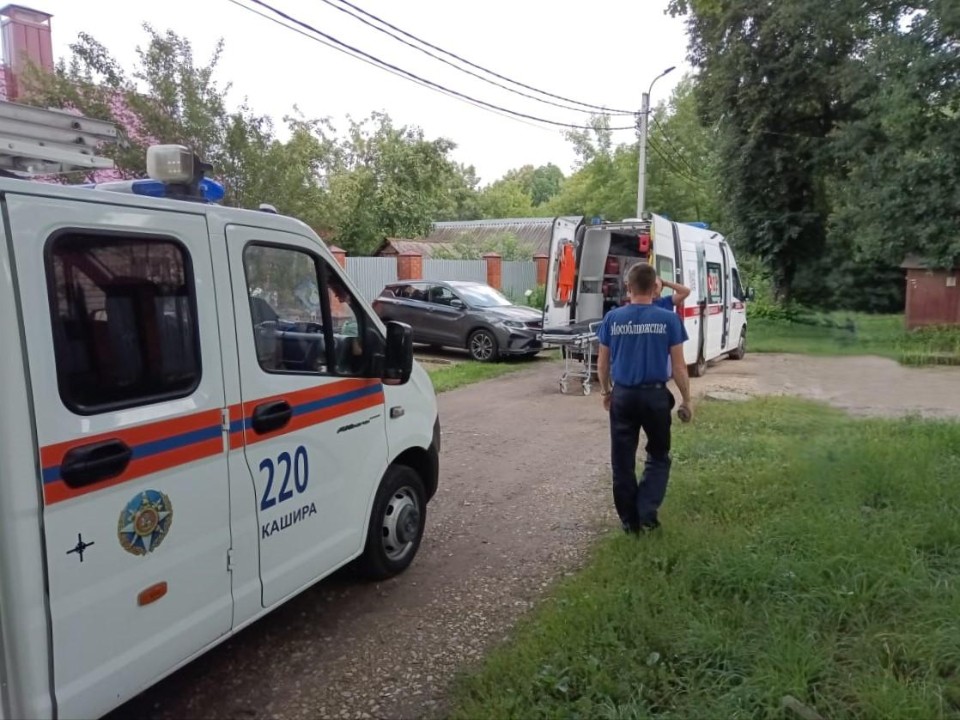 Спасатели помогли медикам перенести в машину скорой помощи больного пенсионера из Каширы