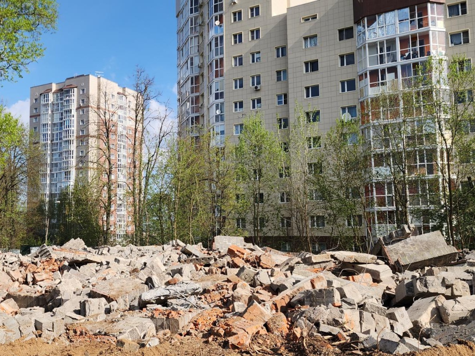 На месте снесенного долгостроя в Звенигороде неизвестные устроили свалку