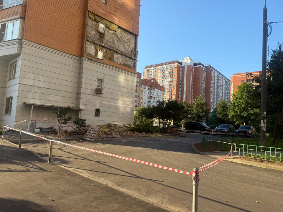 В Путилкове обрушился фасад многоквартирного дома