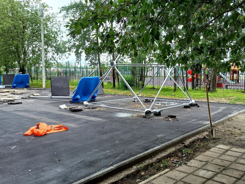В Электростали начали установку новых детских площадок по губернаторской программе