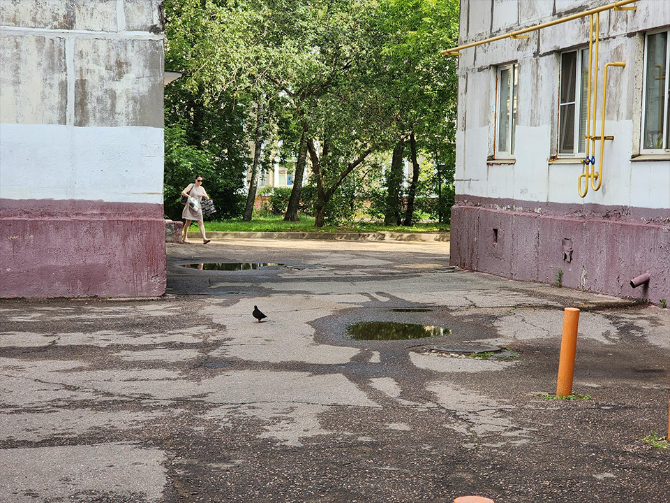 В Королеве убрали торчащую арматуру во дворе дома на улице Грабина