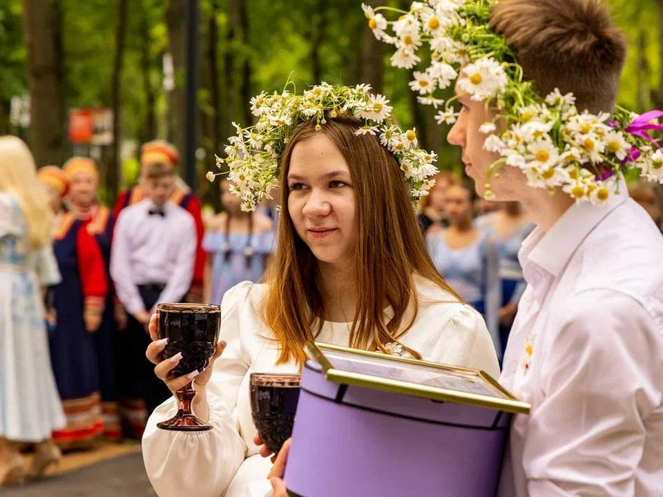 Праздник в парке Лобни отметили вместе молодожены и юбиляры семейной жизни
