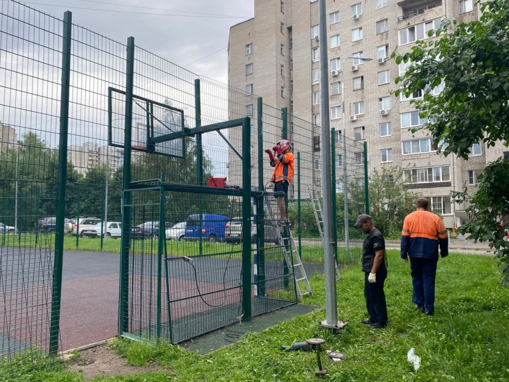 В одном из дворов на Институтском проспекте восстанавливают детскую и спортивную площадки