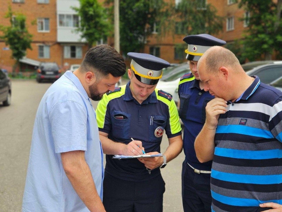 В Орехово-Зуеве рассмотрят вопрос ограничения стихийной парковки на улице Мадонской