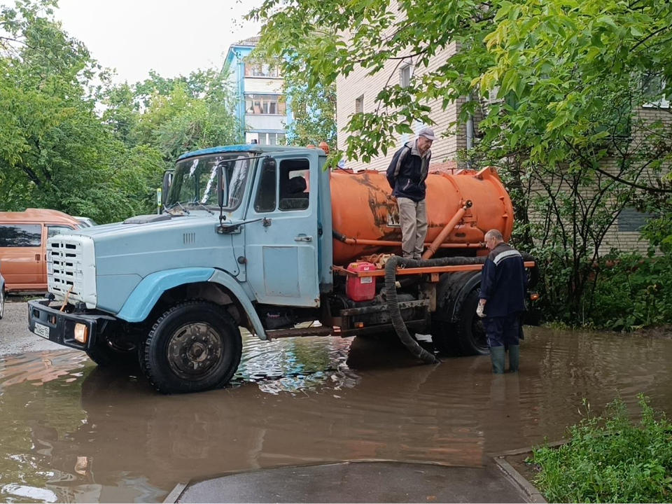 У дома на улице Победы в Лобне откачали более 300 кубометров воды после ливня