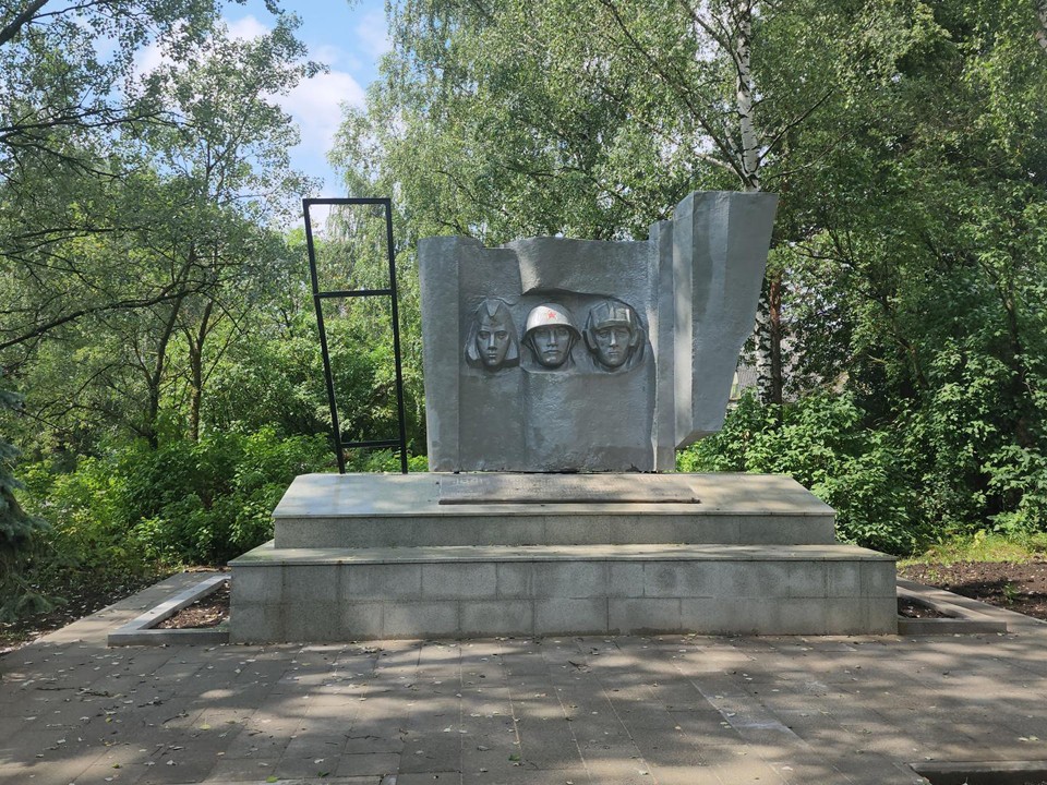 Облицовочный мрамор поменяли у мемориала в Образцове