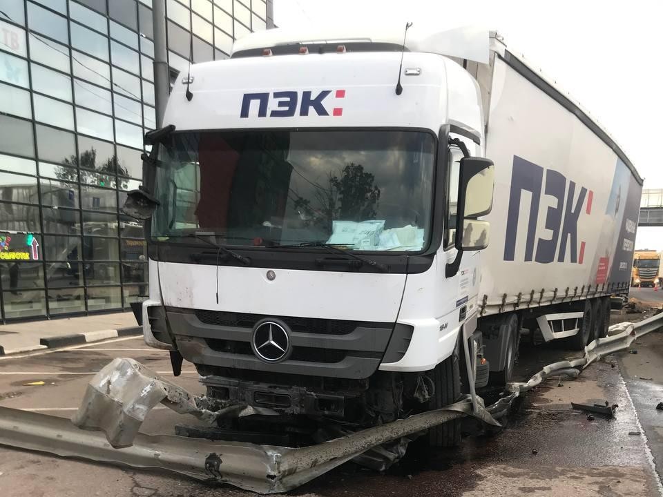 Спасатели ликвидировали последствия ДТП с грузовиком на Ленинградском шоссе