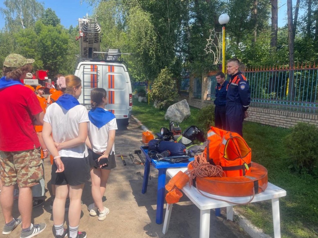 Дети из летнего лагеря в Ступине попробовали себя в роли пожарных