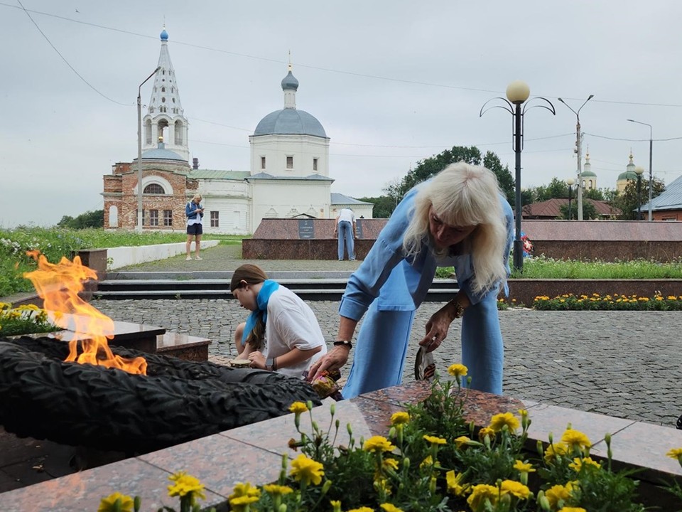 Подростки из лагеря труда и отдыха навели порядок на трех воинских мемориалах Серпухова