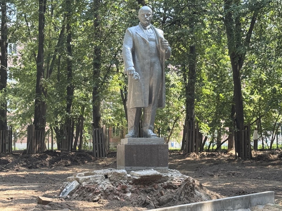 Памятнику Ленину в сквере на Крупешина подарят новый постамент