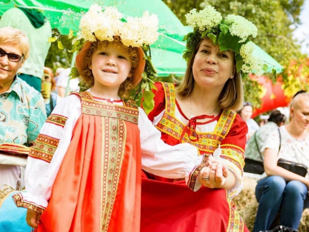 В стиле сельской жизни: на фестивале в Дубровках научат косить сено вручную