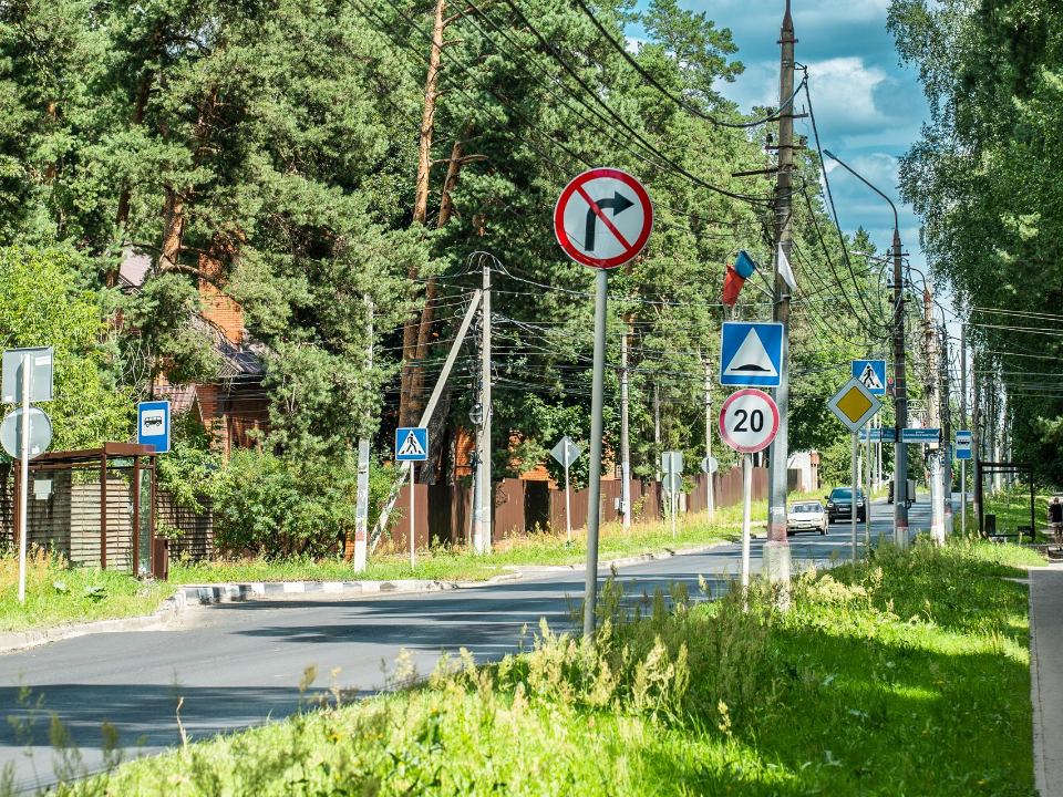 В Раменском округе обновили дорожные знаки и убрали мусор