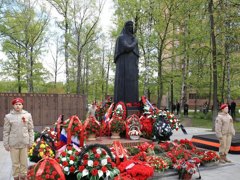 Долгопрудненцы почтили память ветеранов боевых действий у мемориала «Скорбящая мать»