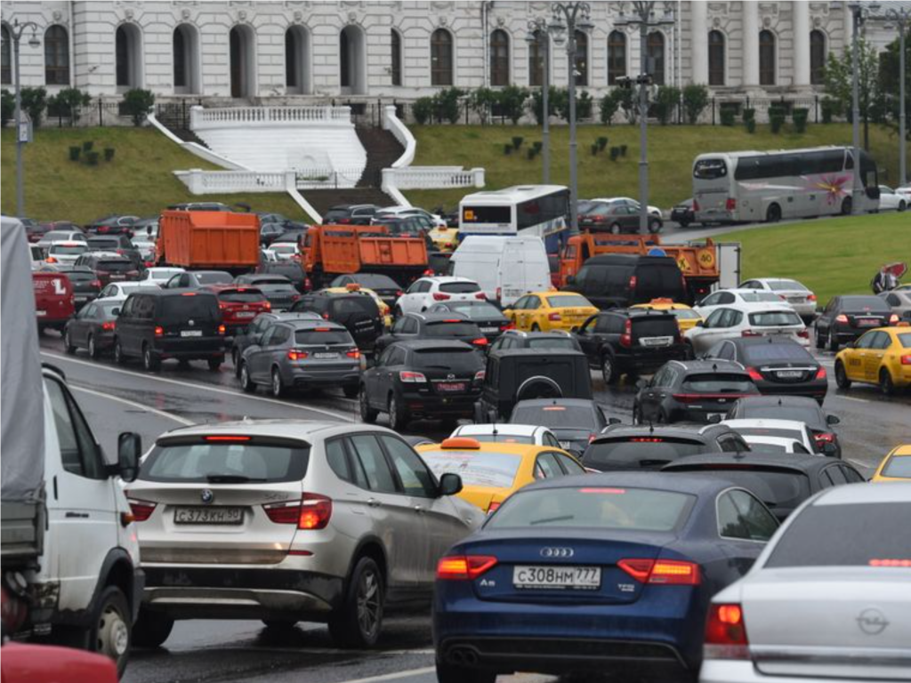 Несколько московских дорог перекрыли из-за сильного ливня