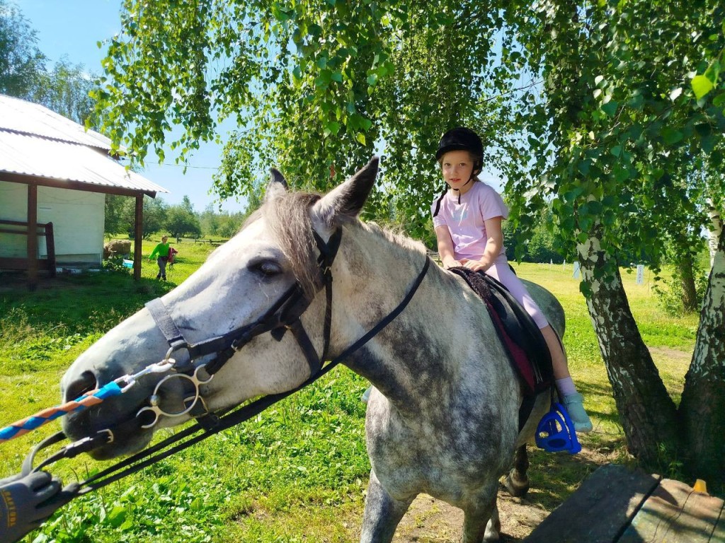 На каникулах воскресенцы делают матрешки, катаются на лошадях и играют на баяне