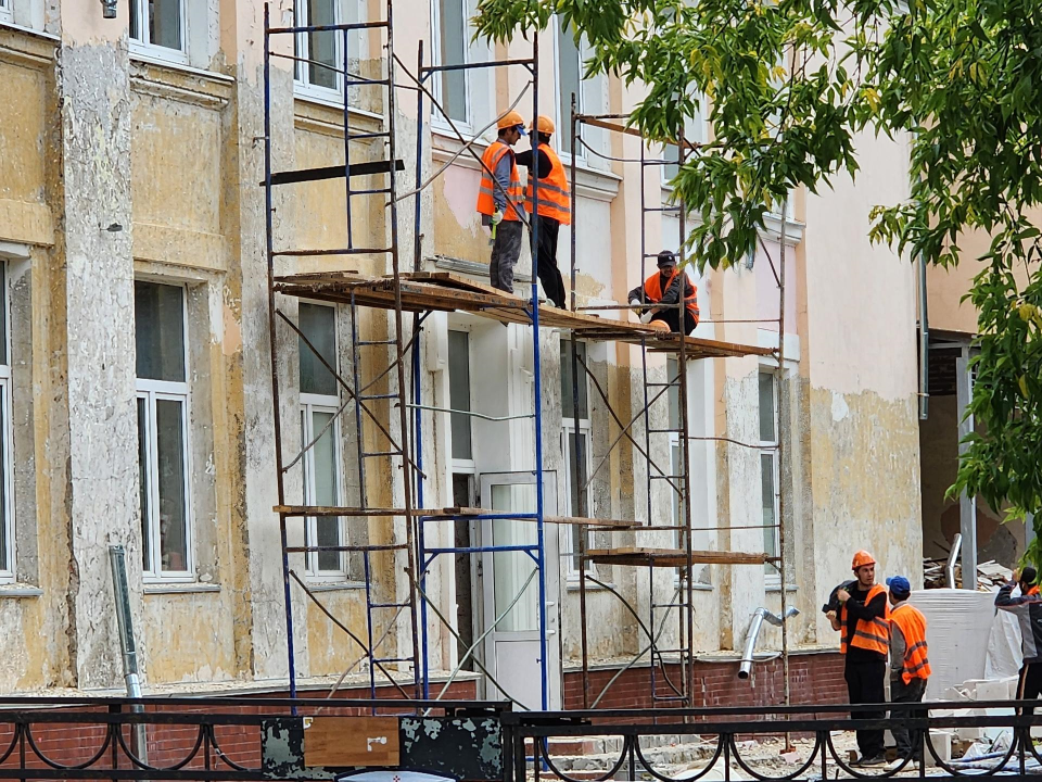 Строители приступили к фасадным работам в чеховской детской школе искусств