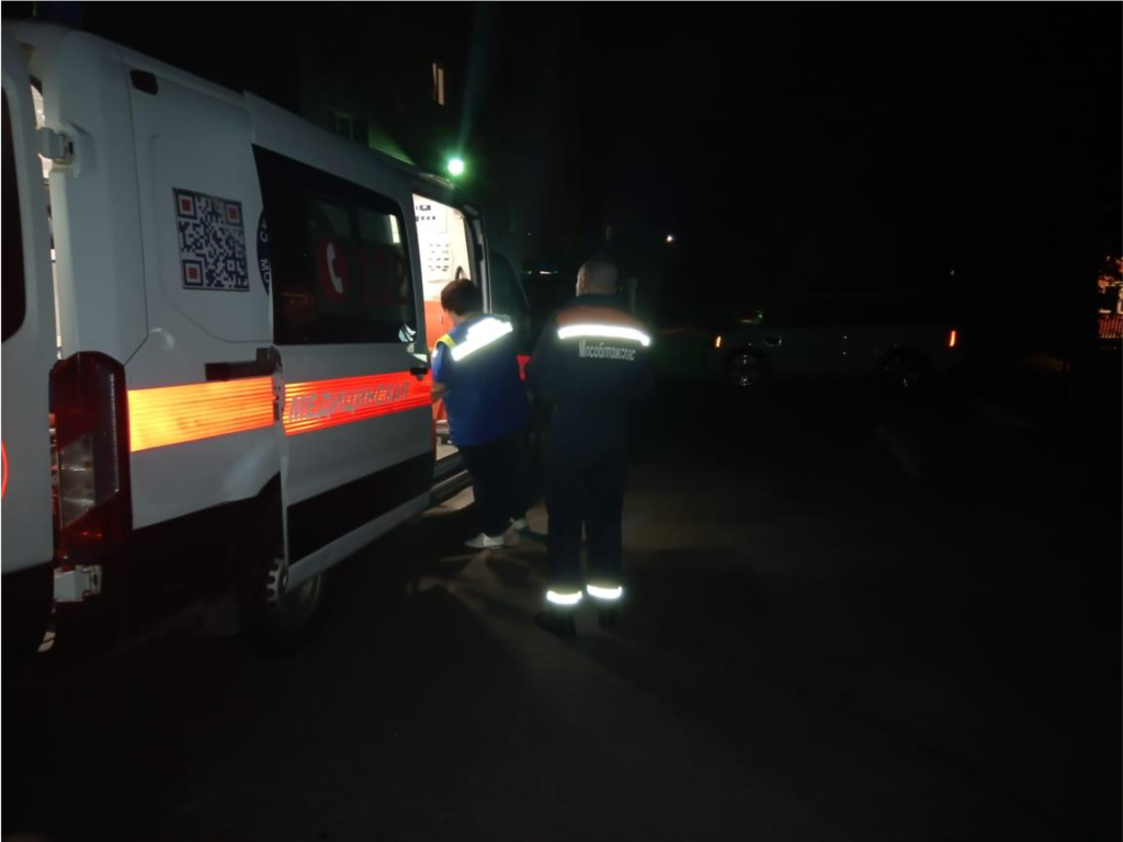 В Кашире спасатели помогли медикам транспортировать пенсионерку