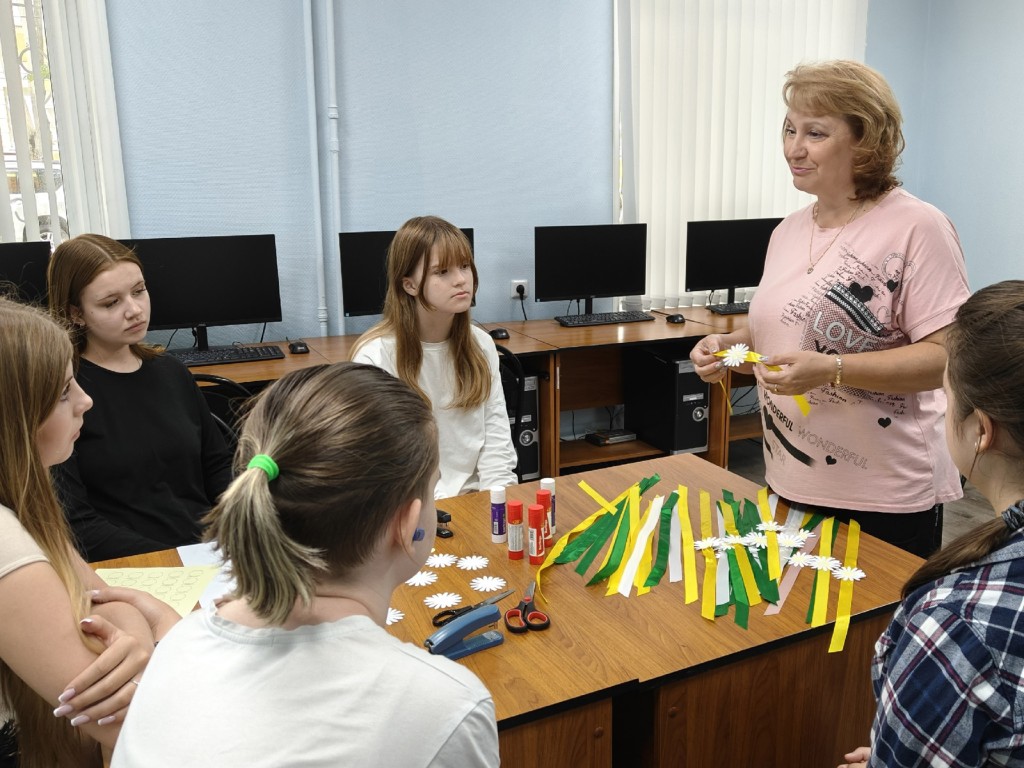 Ромашка как символ счастья: мастер-класс «Семейный оберег» прошел в Ступине ко Дню семьи, любви и верности